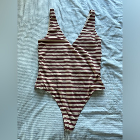 Aritzia babaton Contour V-Neck Bodysuit - Picture 4 of 6